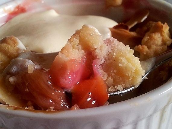Mini tarty z rabarbarem, nektarynkami i kruszonką