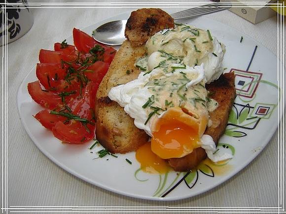 Jajka w koszulkach na toście z sosem musztardowym