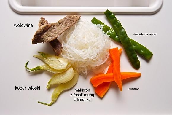 Limonkowy makaron z fasoli mung, warzywami i duszoną wołowiną