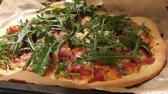 Domowa pizza z rukolą
