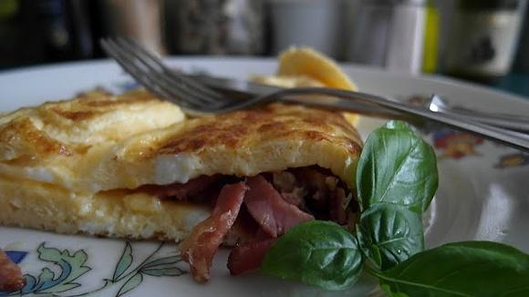 Omlet z szynką i serem