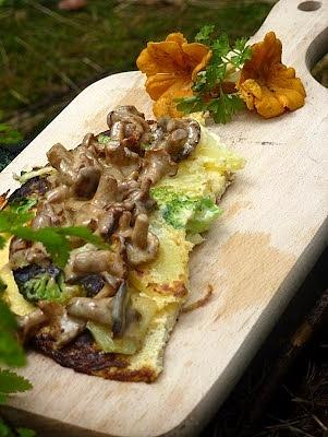 Omlet z ziemniakami i sosem kurkowym