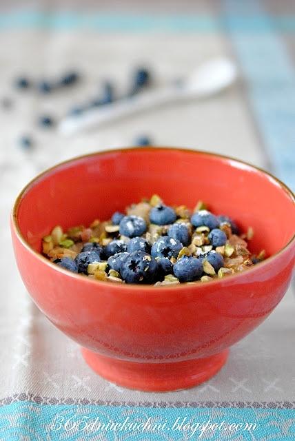 Quinoa z borówką i pistacjami