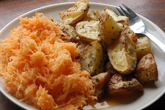Pieczone ziemniaki z czosnkiem i ziołami oraz surówka cukiniowo-marchewkowa