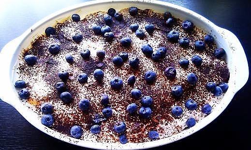 Tiramisu z borówką amerykańską i brzoskwinią