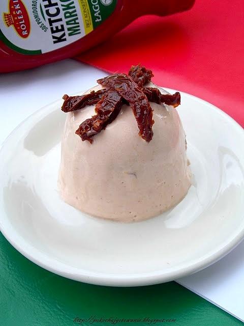 Wytrawna panna cotta z twarożkiem i suszonymi pomidorami
