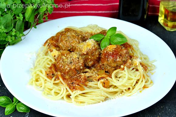 Spaghetti z pulpetami i sosem pomidorowym
