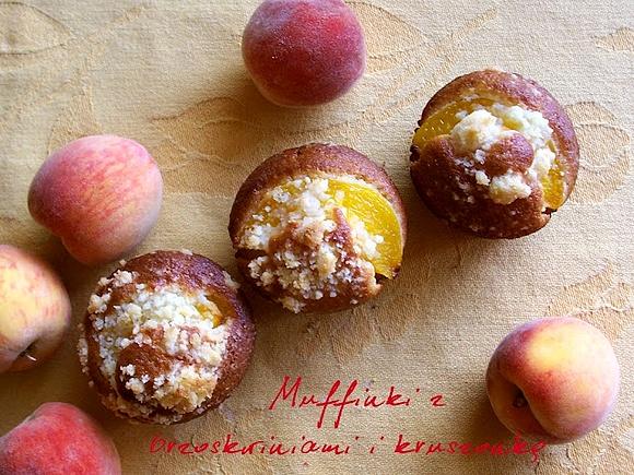 Muffinki z brzoskwiniami i kruszonką
