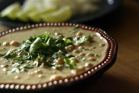 Wegetariańskie curry z ryżem ciecierzycą i mlekiem kokosowym
