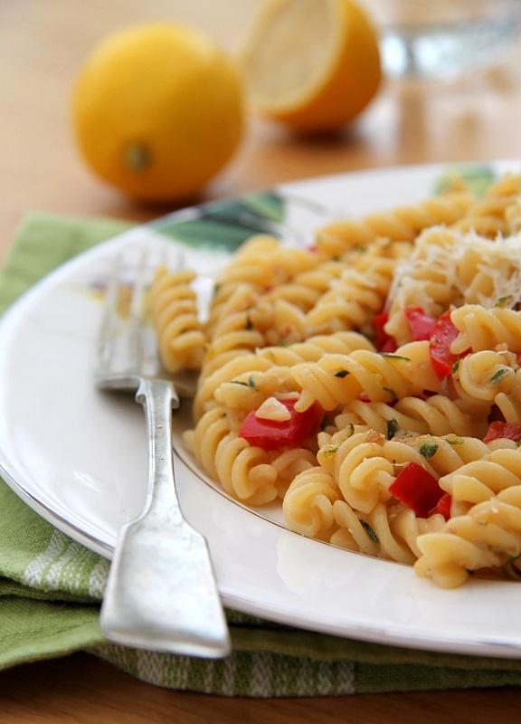 Makaron fusilli z czerwoną papryką i cukinią