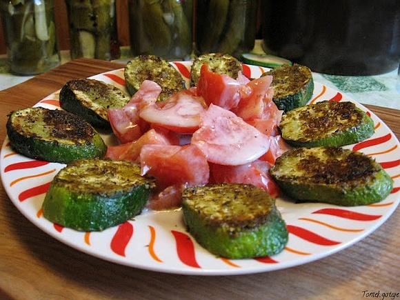 Smażone plastry cukinii z pesto