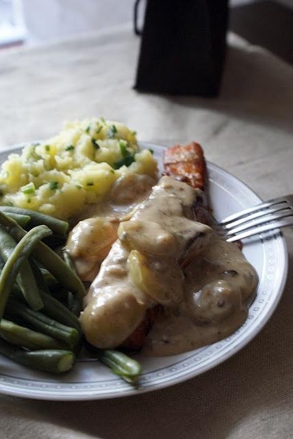 Łosoś w sosie gorgonzola z orzechami i winogronem