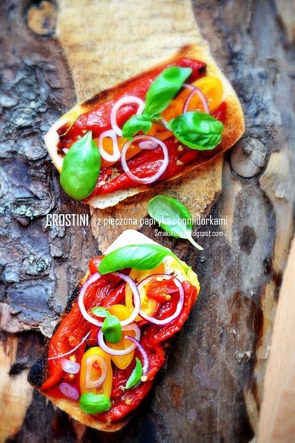 Crostini z pieczoną marynowaną papryką, pomidorami i cebulą