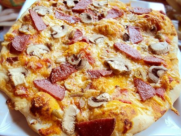 Domowa pizza na cienkim cieście z lutenicą, salami i pieczarkami