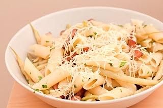 Makaron z sezonowym pesto, fasolką i kiełbaską