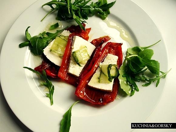 Sałatka z pieczonej papryki, koziego sera, ogórka małosolnego i rukoli