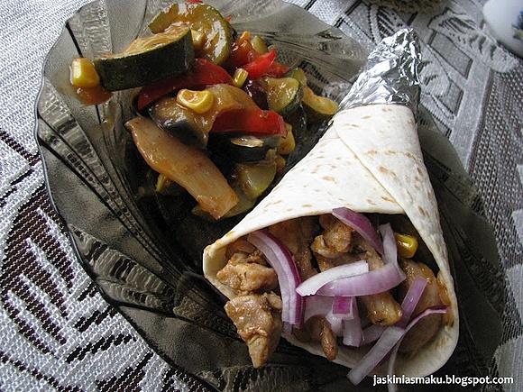 Tortilla z bakłażanem i warzywami