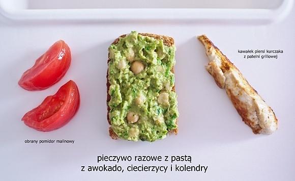 Pasta z awokado, ciecierzycy i kolendry