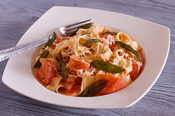 Tagiatelle z pomidorami i szałwią