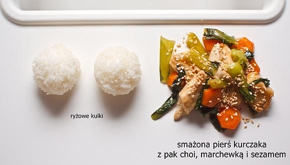 Kurczak z pak choi, marchewką i sezamem