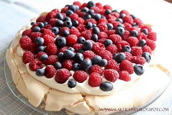Pavlova leśna na domowej bezie