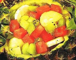 Nadziewany ananas z owocami i śmietaną