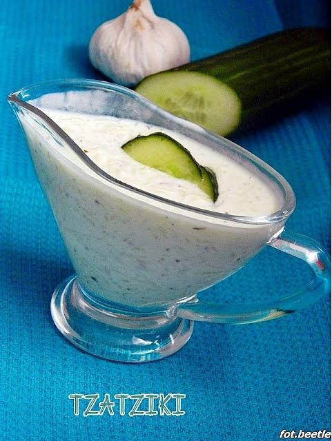 Tzatziki - grecki dip z jogurtu, ogórka i czosnku