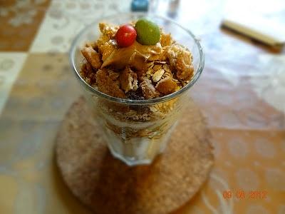 Owsianka z gruszką i dodatkami oraz parfait jogurtowy z orzechami