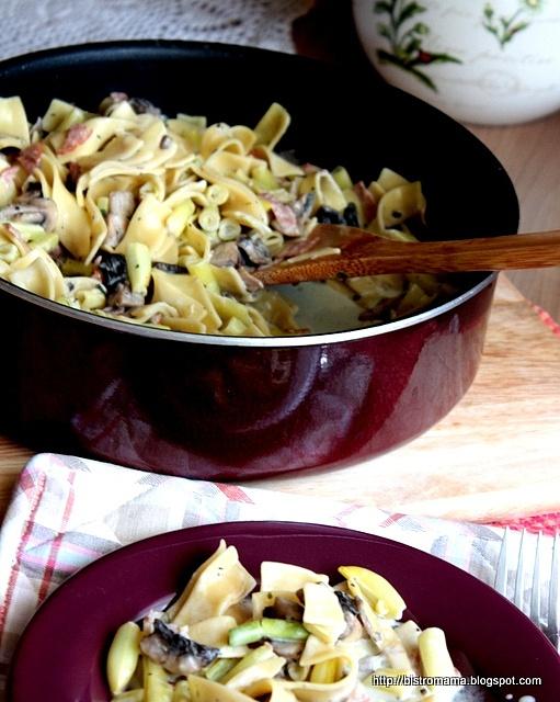Tagliatelle z fasolką szparagową, pieczarkami i salami w delikatnym sosie