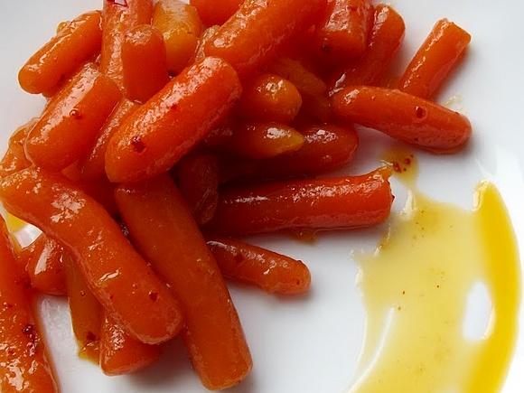 Karmelizowana marchewka z płatkami chili