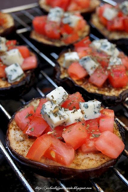 Grillowany bakłażan z pomidorami i serem lazur