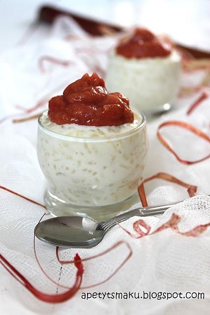 Pudding ryżowy z musem rabarbarowym