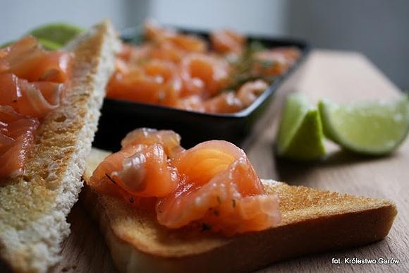Gravlax z łososia z koperkiem i ginem