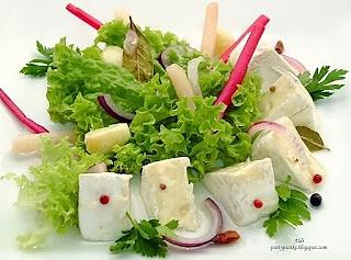 Marynowany camembert w ziołach i oliwie