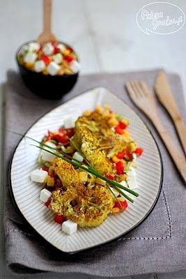Pieczony kalafior curry na chrupiącej sałatce z fetą