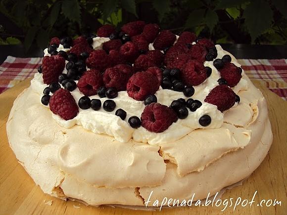 Biała Pavlova z owocami sezonowymi