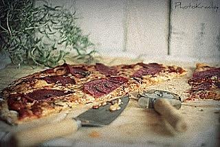 Pizza na cienkim i chrupiącym spodzie