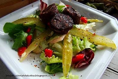 Sałata z grillowaną kaszanką i ogórkiem kiszonym