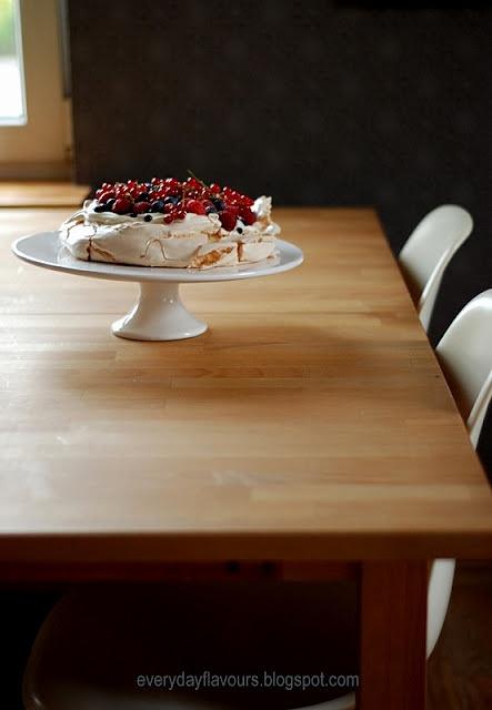 Pavlova z owocami i kremem waniliowym