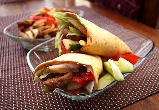 Fajitas z marynowanymi polędwiczkami, duszoną cebulą i papryką