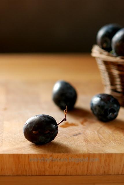 Śliwki pod kruszonką - deser z owocami i kruszonką