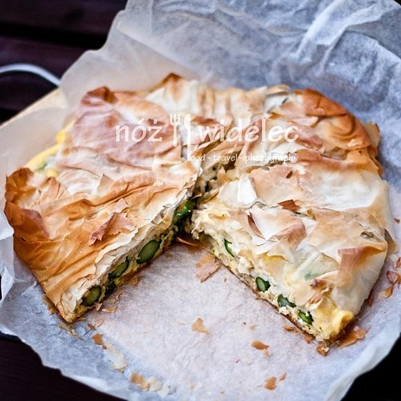 Wytrawna tarta z kozim serem i szparagami