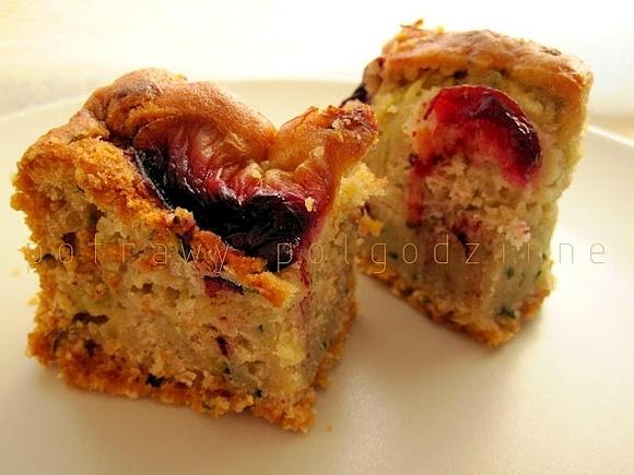 Ciasto cukiniowe ze śliwkami