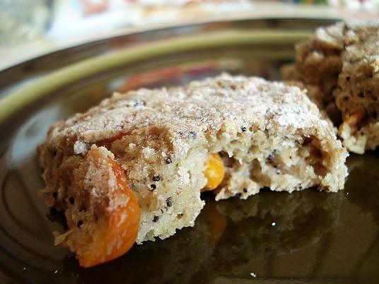 Bezglutenowe kokosowe scones z kumkwatami i makiem
