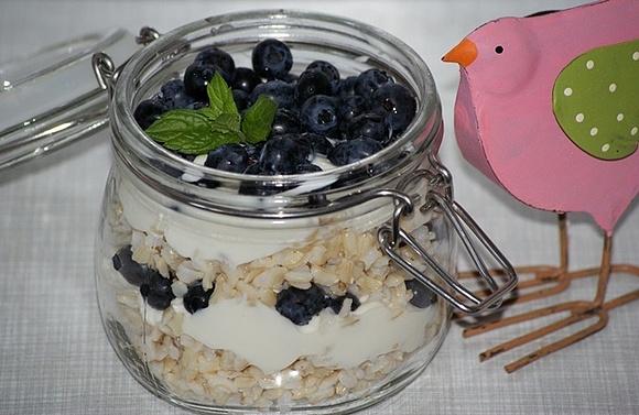 Ryż ze śmietanką i borówkami – pomysł na lunch