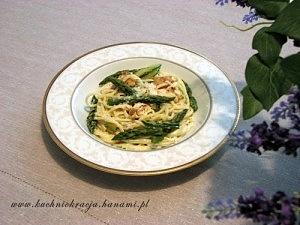 Makaron z łososiem, szparagami i cukinią