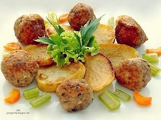 Duszone pulpeciki drobiowe z rumianymi krążkami i zieleniną