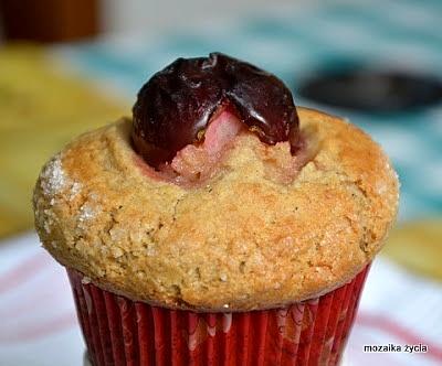 Pełnoziarniste muffiny ze śliwką i marcepanem