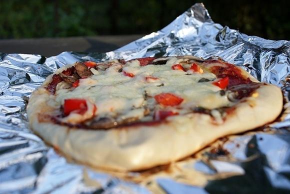 Pizza z grilla - przepis na sezonową pizzę na ognisko