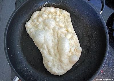 Naany z patelni - przepis na domowe indyjskie pieczywo